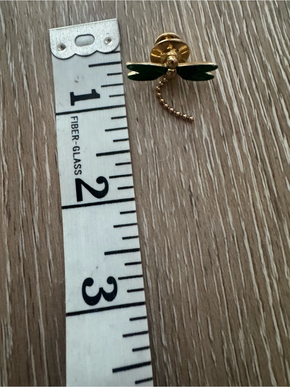 Dragon fly brooch pin with dangling chain tail and enamel wings - Picture 3 of 4